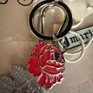 Marimekko enamel rose keychain, Marimekko Puhallus Vihkiruusu Keychain